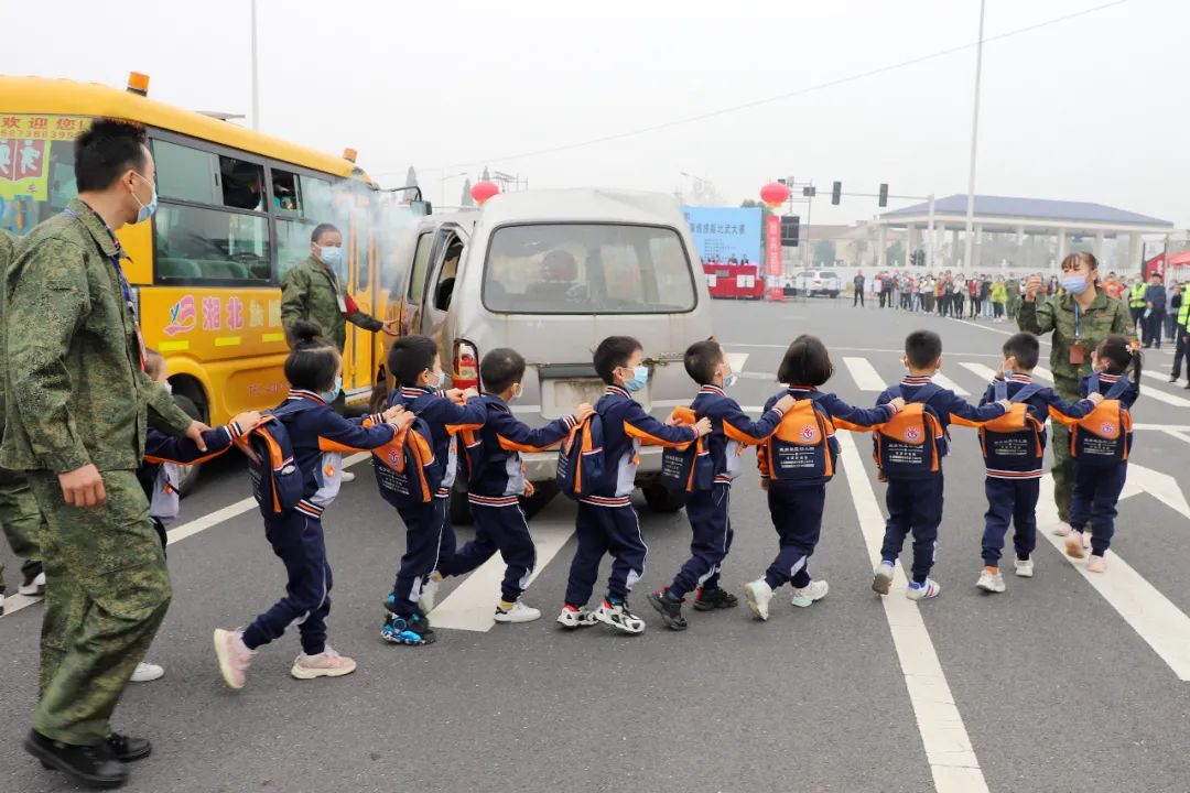 常德市湘北汽車(chē)運(yùn)輸有限公司,常德包車(chē)客運(yùn),常德旅游服務(wù),校車(chē)服務(wù)